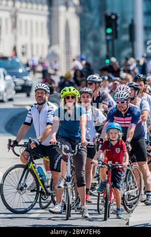 London, Großbritannien. Mai 2020. Genießen Sie das Radfahren auf der Westminster Bridge, wenn die Sonne wieder aufgeht. Die "Lockdown" geht weiter für den Ausbruch des Coronavirus (Covid 19) in London. Kredit: Guy Bell/Alamy Live News Stockfoto