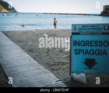 Genua 29-5-2020 die Badeanstalten bereiten sich auf die erste regionale Eröffnung an diesem Wochenende vor. Die Regeln bestimmen die Sitzplatzverteilung und die Besucherquote für die Coronavirus-Pandemie (Covid-19). Genova 29-5-2020 Gli stabilimenti balneari si preparano al primo weekend di apertura regionale. Le regole impongono il distanziamento delle postazioni e il contintentamento dei visitatori per la pandemia di Coronavirus (Covid-19). Photo Federico Tardino/1 9Bilder/Insidefoto Quelle: Insidefoto srl/Alamy Live News Stockfoto