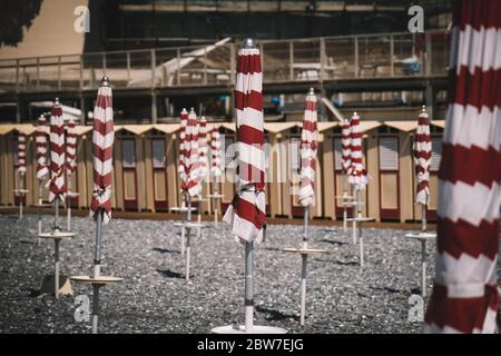 Genua 29-5-2020 die Badeanstalten bereiten sich auf die erste regionale Eröffnung an diesem Wochenende vor. Die Regeln bestimmen die Sitzplatzverteilung und die Besucherquote für die Coronavirus-Pandemie (Covid-19). Genova 29-5-2020 Gli stabilimenti balneari si preparano al primo weekend di apertura regionale. Le regole impongono il distanziamento delle postazioni e il contintentamento dei visitatori per la pandemia di Coronavirus (Covid-19). Photo Federico Tardino/1 9Bilder/Insidefoto Quelle: Insidefoto srl/Alamy Live News Stockfoto