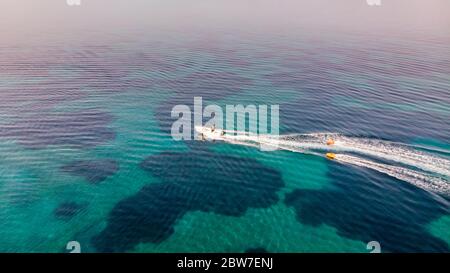 Kinder haben Spaß beim Wassersport in Korfu Griechenland. Stockfoto