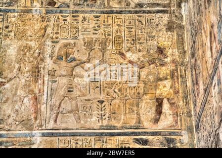 Gott Amun (L & R), Pharao (Mitte), Bas Reliefs, Heiligtum, Luxor Tempel, UNESCO-Weltkulturerbe, Luxor, Ägypten Stockfoto