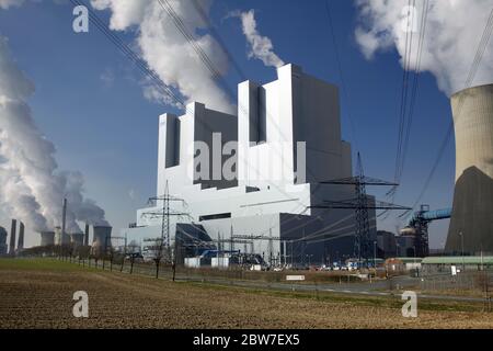 Kraftwerk Neurath Boa 2 & 3, bei Grevenbroich, Deutschland: Ein modernes Braunkohlekraftwerk der RWE, eröffnet 2012. Stockfoto