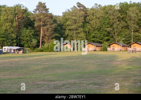 Fast leeres Camping aufgrund der Krise von 19 mit leerem Mobilheim und einem einzigen Wohnwagen Stockfoto