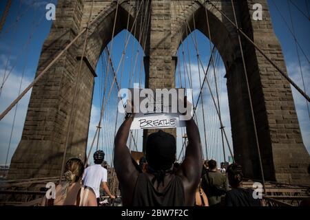 New York, USA. Mai 2020. Protestierende Kundgebung auf der Brooklyn Bridge in New York, USA, 29. Mai 2020. Die New Yorker protestierten weiterhin gegen den Tod von George Floyd, als am Freitag Hunderte von Menschen auf die Straße in Manhattan gingen, um ihre Wut über Polizeibrutalität und Rassismus auszudrücken. Kredit: Michael Nagle/Xinhua/Alamy Live News Stockfoto