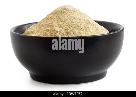 Getrocknetes Linsenmehl in einer schwarzen Keramikschale auf weiß isoliert. Niedriger Winkel. Stockfoto