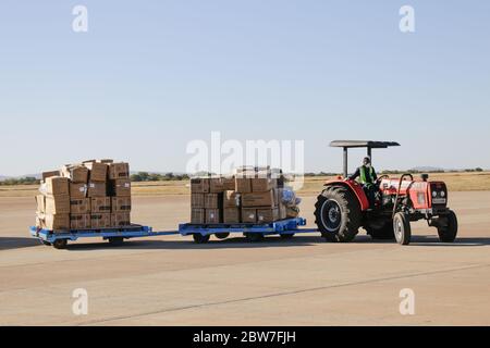 Gaborone, Botswana. Mai 2020. Ein Mitarbeiter des Flughafentransportes versorgt China am 29. Mai 2020 am Sir Seretse Khama International Airport in Gaborone, Botswana. China hat am Freitag medizinische Schutzgüter nach Botswana gespendet, um dem Land beim Kampf gegen COVID-19 zu helfen. Kredit: Tshekiso Tebalo/Xinhua/Alamy Live News Stockfoto