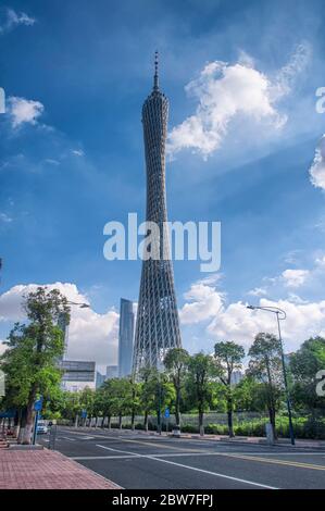 Der moderne Canton Tower in der Stadt Guangzhou China, Provinz Guangdong an einem blauen Himmel sonnigen Tag. Stockfoto