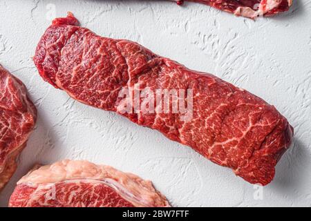 RAW denver, Marmor Rindfleisch Ranch Steak auf weißem Hintergrund Seitenansicht close up geschnitten. Stockfoto