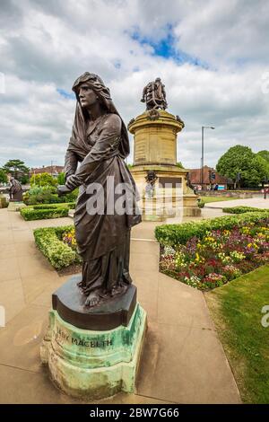 Eine Statue der Figur Lady Macbeth und William Shakespeare auf dem Höhepunkt des Gower Monument, Bancroft Gardens, Stratford upon Avon, England Stockfoto