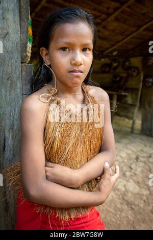 Yagua in traditioneller Kleidung im Dorf in der Nähe von Iquitos, Peru Stockfoto