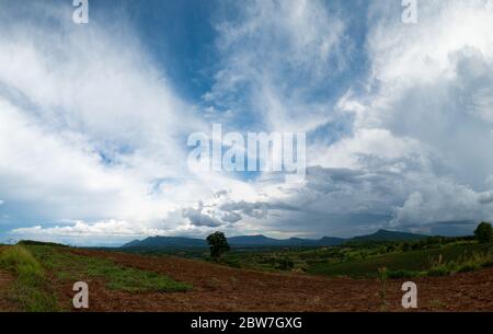 Schöne Sonnenhimmelwolke an der Bergkette und im Hintergrund Stockfoto