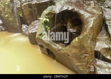 Erosion schuf Loch in Form eines Herzens im Fels. Ein Hörverstehen Stockfoto