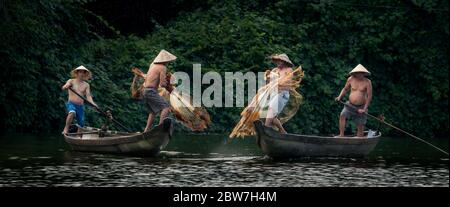 HUE - 07. MÄRZ 2018: Vier vietnamesische Fischer segeln am 07. März 2018 auf dem Song Nhu Y in Hue, Vietnam, beim Fischfang mit Fischnetzen Stockfoto