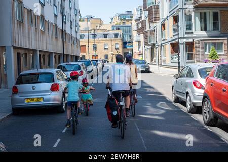 Bermondsey, London, Großbritannien, 30. Mai 2020. Eine Familie mit kleinen Kindern radeln auf den Straßen Londons. Seit der Sperrung hat es einen massiven Anstieg der Menschen Radfahren in London und Großbritannien gegeben. Viele Menschen fühlen sich jetzt wohler mit ihren Kindern zu fahren und ihnen beizubringen, wie man auf den Straßen sicher radelt. Kredit: Tom Leighton/Alamy Live News Stockfoto