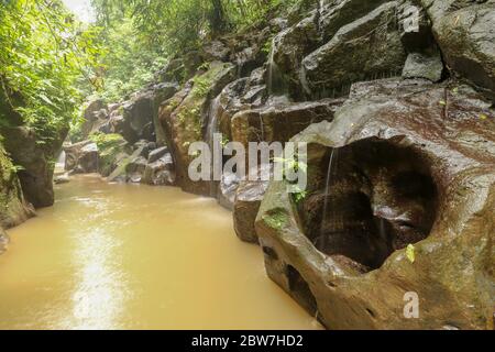 Erosion schuf Loch in Form eines Herzens im Fels. Ein Hörverstehen Stockfoto