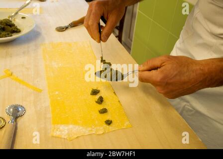 Vorbereitung eines typischen Langhe: Pasta Agnolotti Stockfoto