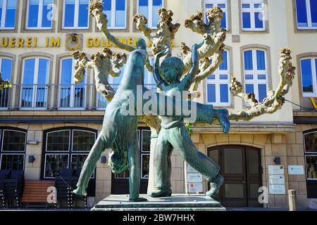 Cartwheeler Brunnen in der Altstadt. Das Kartfahren ist in Düsseldorf eine historische Tradition und das Wahrzeichen der Stadt, das noch immer auf vielen Souvenirs zu finden ist. Stockfoto