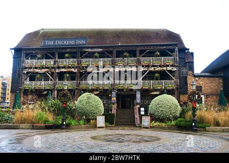 The Dickens Inn, St Katherine Dock, Großbritannien. Stockfoto