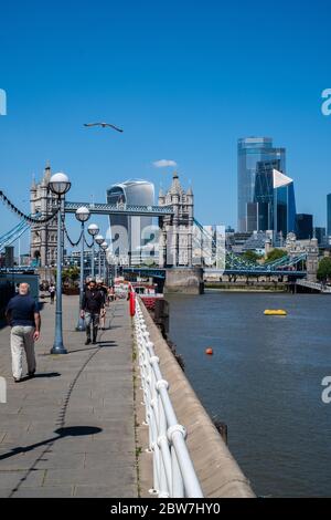 Butler's Wharf, London, Großbritannien, 30. Mai 2020. Leute, die an Butler's Wharf entlang laufen, in der Nähe der Tower Bridge. Kredit: Tom Leighton/Alamy Live News Stockfoto