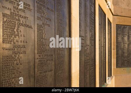 The Commonwealth war Graves Commission (CWGC) Royal Naval war Memorial (cenotaph) an der Südseeseite in Portsmouth, England, Großbritannien. Stockfoto