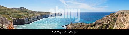 Panoramablick auf Fomm IR-Rih Bucht mit blauem Wasser des Mittelmeers und terrassierten Feldern. Typische Landschaft der Küste von Malta Stockfoto