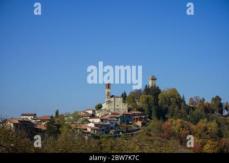 Blick auf das Dorf Murazzano in Hohen Langa, Piemont - Italien Stockfoto