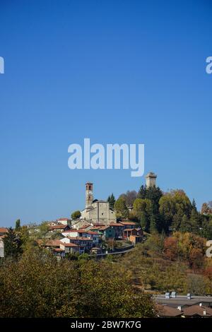 Blick auf das Dorf Murazzano in Hohen Langa, Piemont - Italien Stockfoto