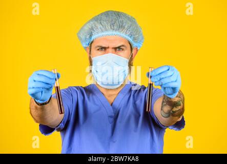 Typ des Virus. Coronavirus-Konzept. Erwarten Sie, dass Virus mutiert. Übertragung von Mensch zu Mensch. Ständig neue Viren entdeckt. Beginn des Virenausbruchs. Mann Arzt Uniform gelben Hintergrund. Stockfoto