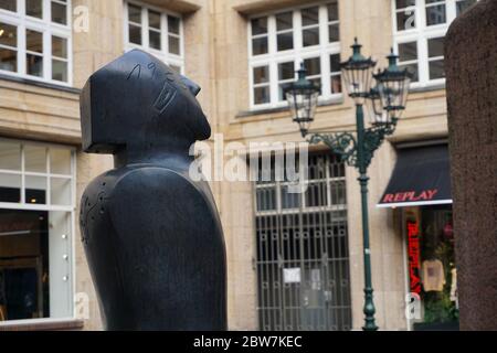 Bronzeskulptur als Detail des Musikbrunnens des Berliner Bildhauers Joachim Schmettau, errichtet 1986, in der Düsseldorfer Innenstadt. Stockfoto