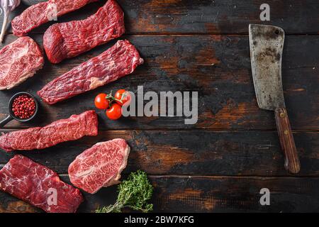 Set Flap Flank Steak, Machete Steak oder Rock Cut, Top Blade oder Flacheisen Rindfleisch und Tri Tip, Dreieck Braten mit denver Cut mit Metzgerspaltplatte Stockfoto