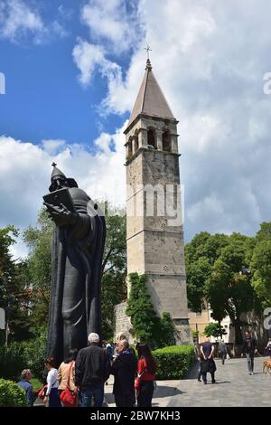 SPLIT, KROATIEN - 29. APRIL 2019: Monumentale Bronzestatue des Bischofs Gregor von Nin, die 1929 von Ivan Mestrovic und dem Glockenturm und der Kapelle geschaffen wurde Stockfoto