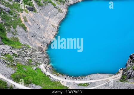 Blauer See (Modro Jezero) im Krater eines erloschenen Vulkans in Kroatien. Stockfoto