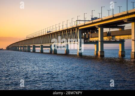 Sky Gate Bridge verbindet den internationalen Flughafen Osaka Kansai auf einer künstlichen Insel mit dem japanischen Festland der Stadt Rinku in Osaka, Japan Stockfoto