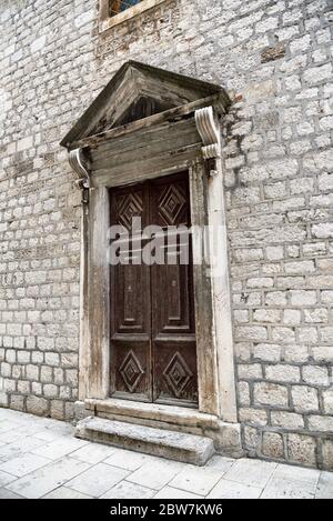 Eine von vielen alten dekorierten Holztüren zur Kathedrale des heiligen Jakobus in Sibenik, Kroatien. Stockfoto