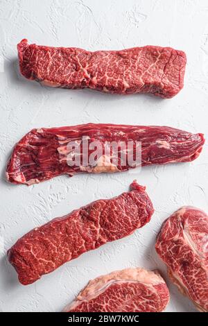 Rohes organisches Machete Steak in der Nähe von denver und Spitzenklinge Marmorbeef auf weißem Hintergrund Draufsicht close up Stockfoto