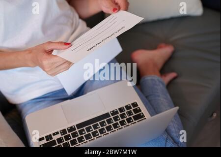 Frau auf der Couch sitzend und lesend Note, um Prämissen selektiven Fokus zu verlassen Stockfoto