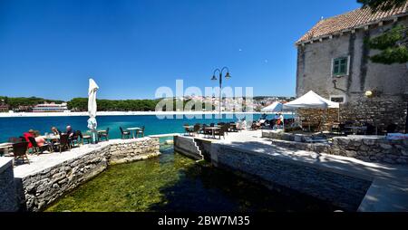 PRIMOSTEN, KROATIEN - 2. MAI 2019 - Menschen in hervorragend gelegenen Restaurant in der schönen Stadt Primosten in Dalmatien - beliebtes Reiseziel in Dalma Stockfoto