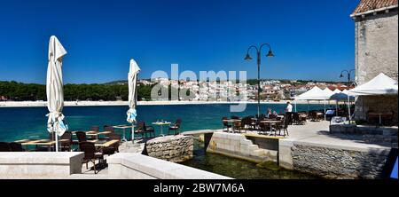 PRIMOSTEN, KROATIEN - 2. MAI 2019 - Menschen in hervorragend gelegenen Restaurant in der schönen Stadt Primosten in Dalmatien - beliebtes Reiseziel in Dalma Stockfoto