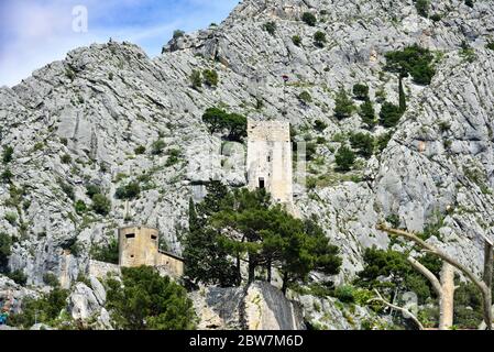 Figurenklettern über der alten Festung Starigrad-Fortica auf dem Gipfel des felsigen Dinara-Berges über der Adria, Omis, Kroatien Stockfoto