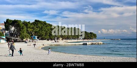 BASKA VODA, KROATIEN - 3. MAI 2019 - die Menschen haben Spaß am Hauptstrand von Baska Voda Stadt. Die Makarska riviera in Kroatien ist berühmt für ihre Beau Stockfoto