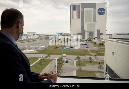 NASA-Administrator Jim Bridenstine beobachtet, wie die Astronauten Douglas Hurley und Robert Behnken nach dem wetterbedingt abschrubben Start ins Neil Armstrong Operations and Checkout Building zurückkehren, im Kennedy Space Center am 27. Mai 2020 in Cape Canaveral, Florida. Die Mission wurde 16 Minuten vor dem Start aufgrund des Wetters geschrubbt und wird es am 30. Erneut versuchen. Stockfoto