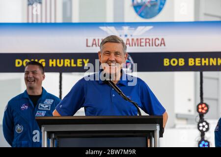 Bob Cabana, Direktor des Kennedy Space Center, spricht während einer Pressekonferenz zu den Medien über die Umplanung der SpaceX Demonstration Mission 2 Launch im Kennedy Space Center 29. Mai 2020 in Cape Canaveral, Florida. Die Mission wurde 16 Minuten vor dem Start aufgrund des Wetters geschrubbt und wird es am 30. Erneut versuchen. Stockfoto
