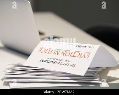 Räumungsbrief, der auf den Umschlägen mit Scheinen liegt Stockfoto