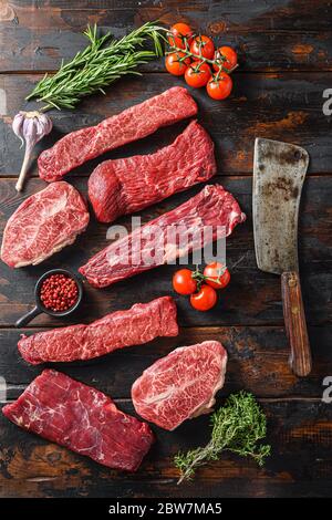 Set Flap Flank Steak, Machete Steak oder Rock Cut, Top Blade oder Flacheisen Rindfleisch und Tri Tip, Dreieck Braten mit denver Cut mit Metzgerspaltplatte Stockfoto