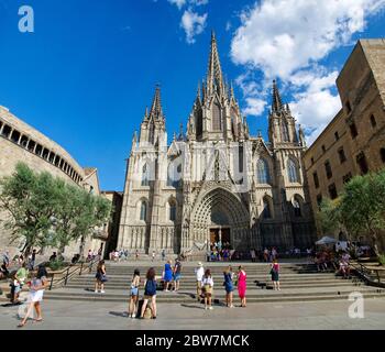 BARCELONA, SPANIEN - 29. JUNI 2017: Die berühmte Kathedrale befindet sich im gotischen Viertel an einem sonnigen Tag. Stockfoto