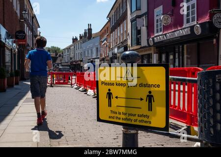 Schild auf Englisch High Street, Town Centre, Hitchin, Hertfordshire, UK Beratung soziale Entfernung bei 2 Metern während COVID-19 Coronavirus Pandemie. 2020 Stockfoto