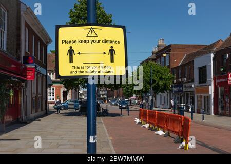 Schild auf Englisch High Street, Town Centre, Hitchin, Hertfordshire, UK Beratung soziale Entfernung bei 2 Metern während COVID-19 Coronavirus Pandemie. 2020 Stockfoto