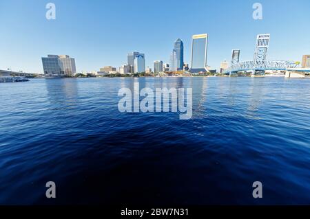 JACKSONVILLE, FLORIDA, US - OKTOBER 26, 2017 : Landschaft von Jacksonville Downtown in Florida, USA Stockfoto