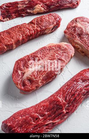 Set von denver, Top Blade, Tri Tip Steak, Machete, Flanke, Bavette London Broil Marmor Rindfleisch auf weißem Hintergrund Seitenansicht close up. Stockfoto