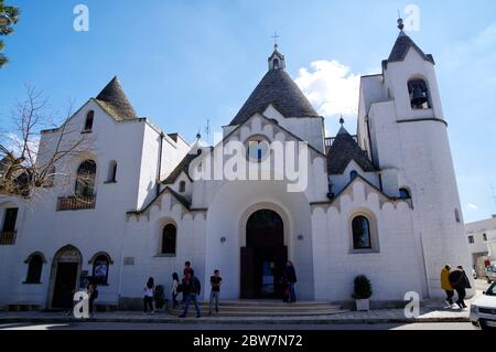 ALBEROBELLO, APULIEN, ITALIEN - 29. MÄRZ 2018: Kirche des heiligen Antonio Trullo im Zentrum von Alberobello. Alberobello ist eine kleine Stadt im Süden Italiens Stockfoto